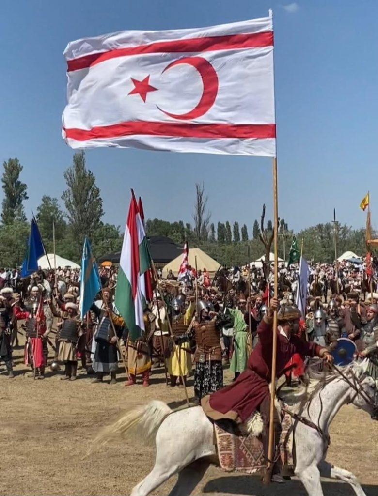 KKTC Bayrağı Macaristan’ın Bugac kentindeki Büyük Hun-Türk Kurultayı’nda dalgalandı