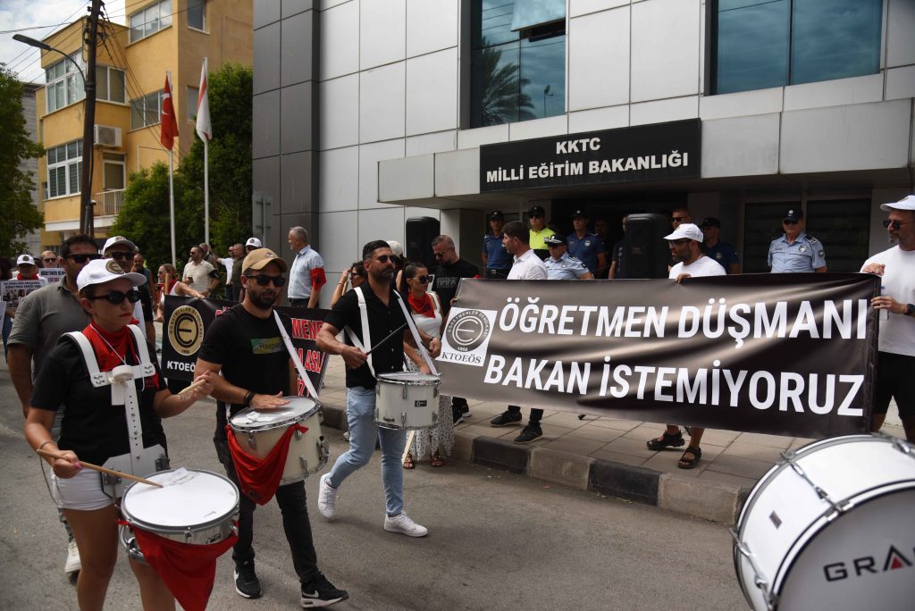 KTOEÖS, Yüksek Danışma Kurulu öncesinde Milli Eğitim Bakanlığı önünde eylem yaptı