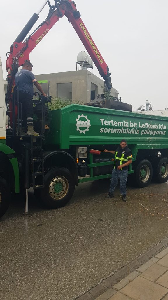 LTB: "Lefkoşa bölgesinde 17 devrilen ağaç, 2 kanalizasyon taşması ve 1 elektrik direği devrilmesi ..."