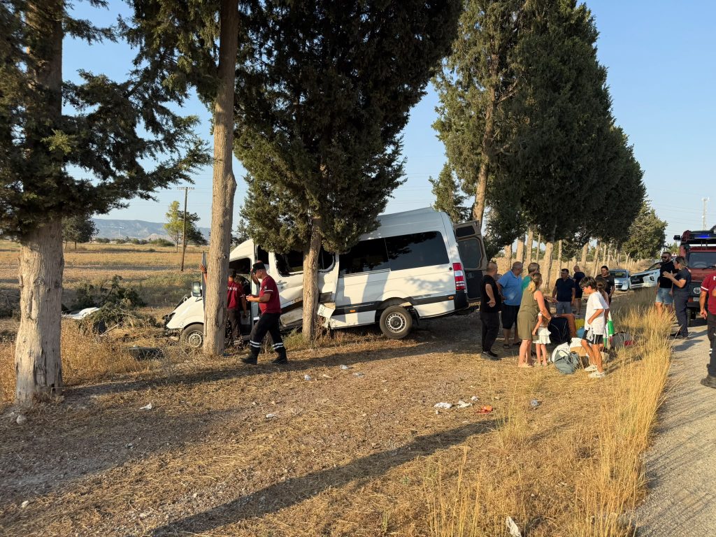 Minibüs ağaca çarptı, sürücü ve yolcular yaralandı