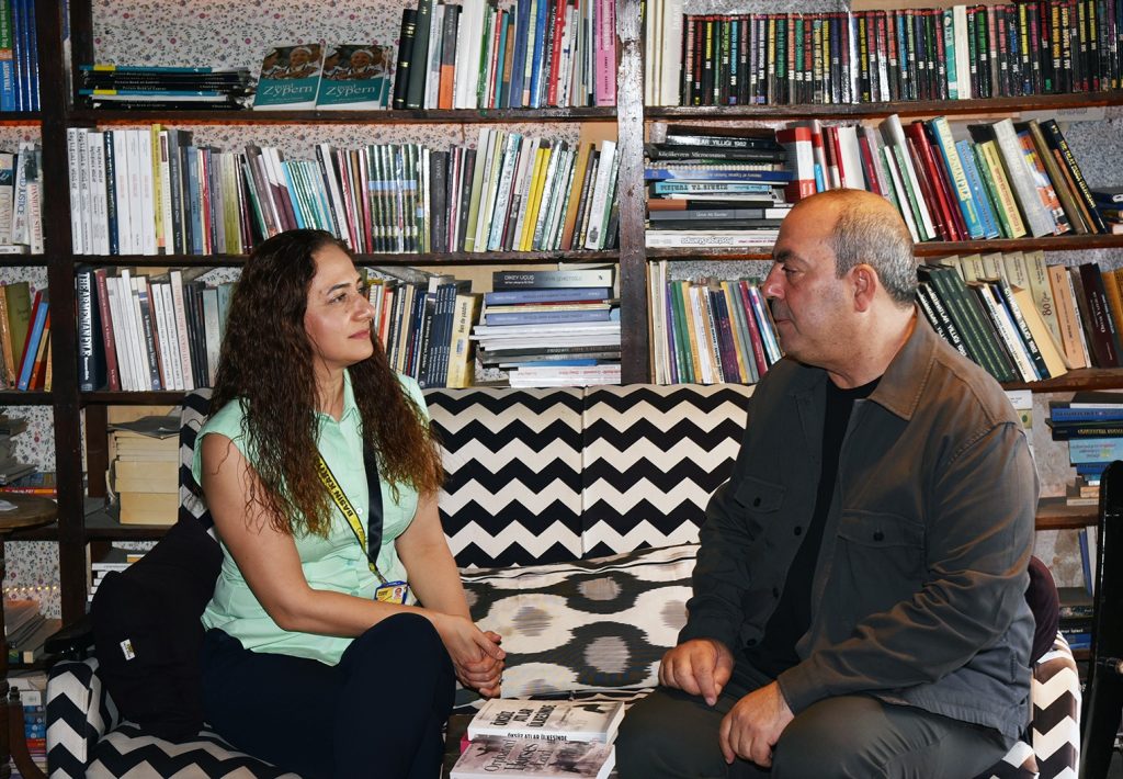 Son yıllarda romanlarıyla konuşulan bir gazeteci: Başaran Düzgün