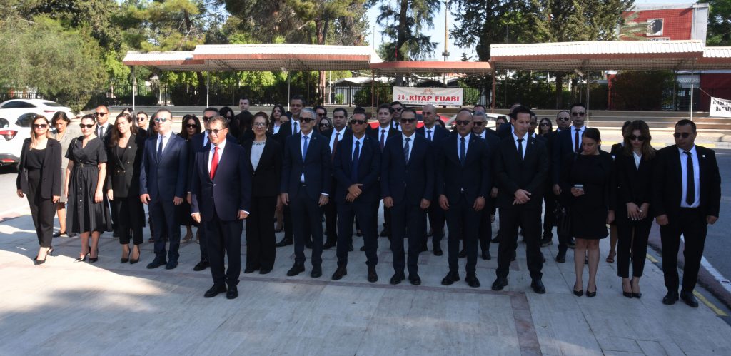 Türkiye İş Bankası çalışanları, bankanın 102. kuruluş yıl dönümünde Atatürk Anıtı'na çelenk koydu