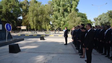 Türkiye İş Bankası çalışanları, bankanın 102. kuruluş yıl dönümünde Atatürk Anıtı'na çelenk koydu