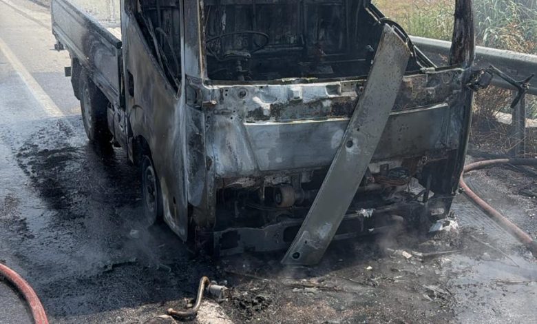 Turunçlu-Ulukışla kavşağı arasında seyir halindeki kamyonet yandı
