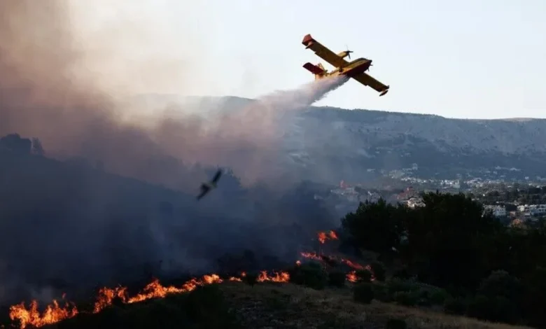 Yunanistan'ın Halkidiki bölgesindeki yangın evlere sıçradı