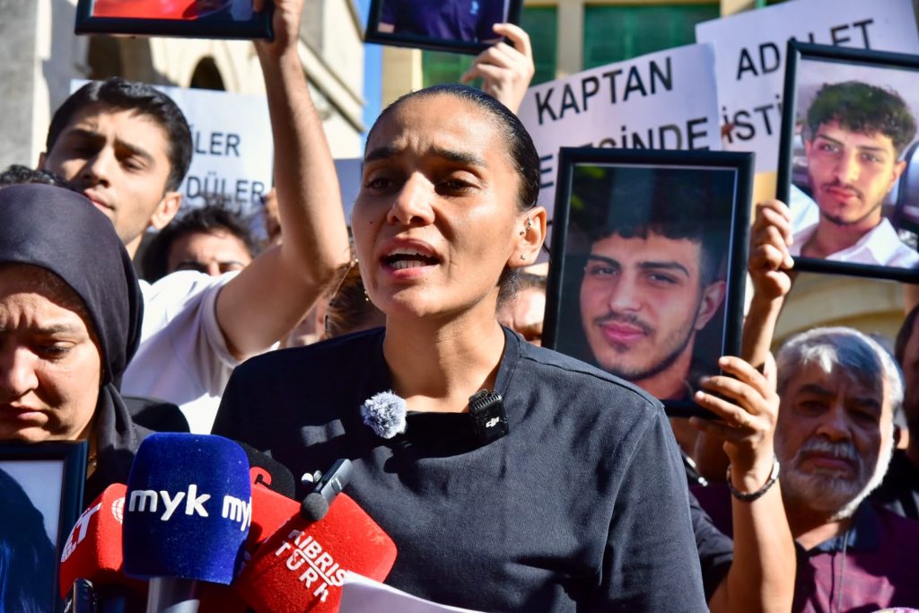 Aileler, Girne Mahkemesi önünde...“Kayıplarımızı bulun, bütün sorumluları ortaya çıkarın”