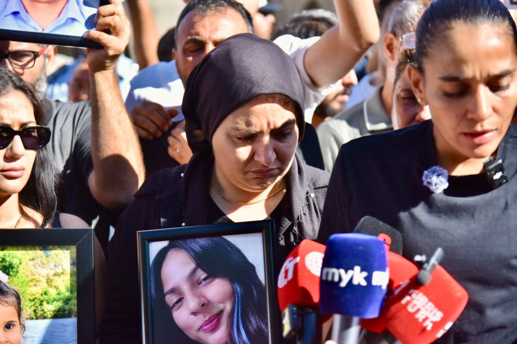 Aileler, Girne Mahkemesi önünde...“Kayıplarımızı bulun, bütün sorumluları ortaya çıkarın”