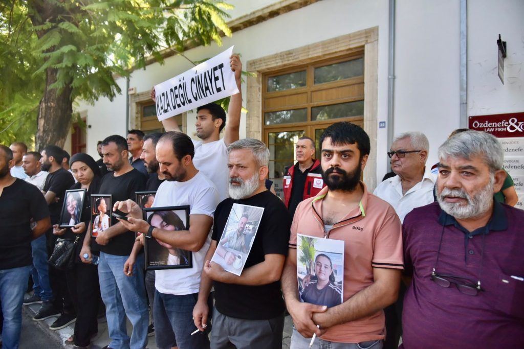 Aileler, Girne Mahkemesi önünde...“Kayıplarımızı bulun, bütün sorumluları ortaya çıkarın”