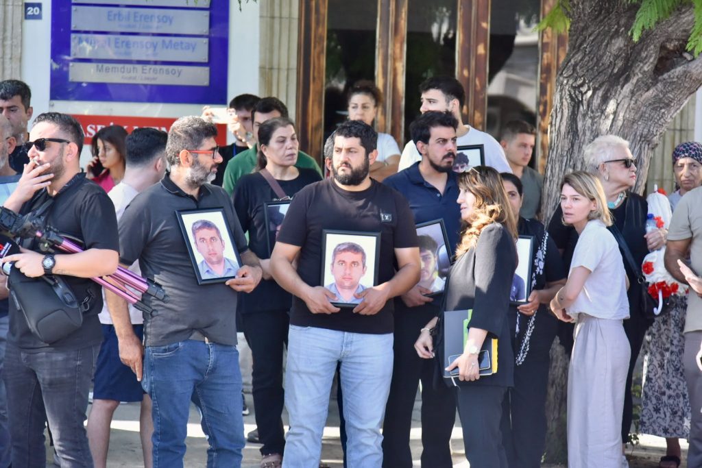 Aileler, Girne Mahkemesi önünde...“Kayıplarımızı bulun, bütün sorumluları ortaya çıkarın”