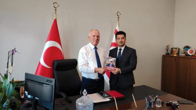 Azerbaycan’da yayınlanan “Kıbrıs’tan Dünyaya Haykıran Ses: Zorlu Töre” adlı kitap, Töre’ye takdim edildi