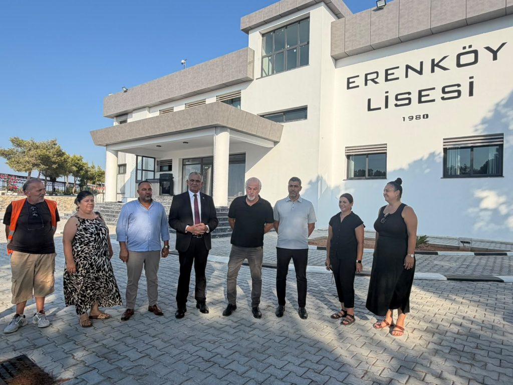 Bakan Çavuşoğlu Erenköy Lisesi’ni ziyaret etti