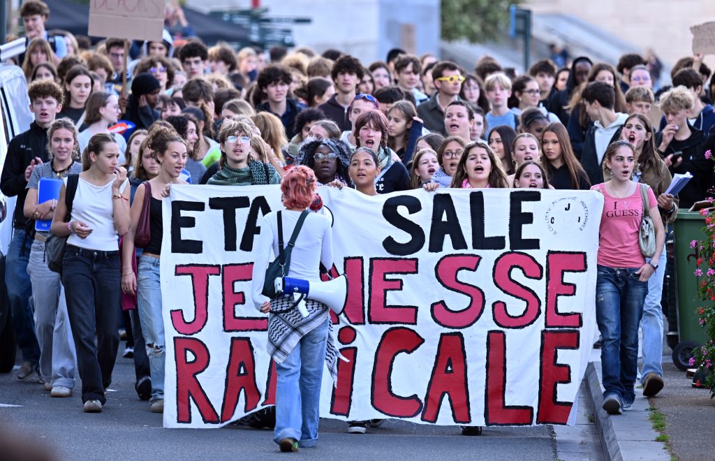 Brüksel'de öğrenciler eğitim ücretlerindeki artışı protesto etti