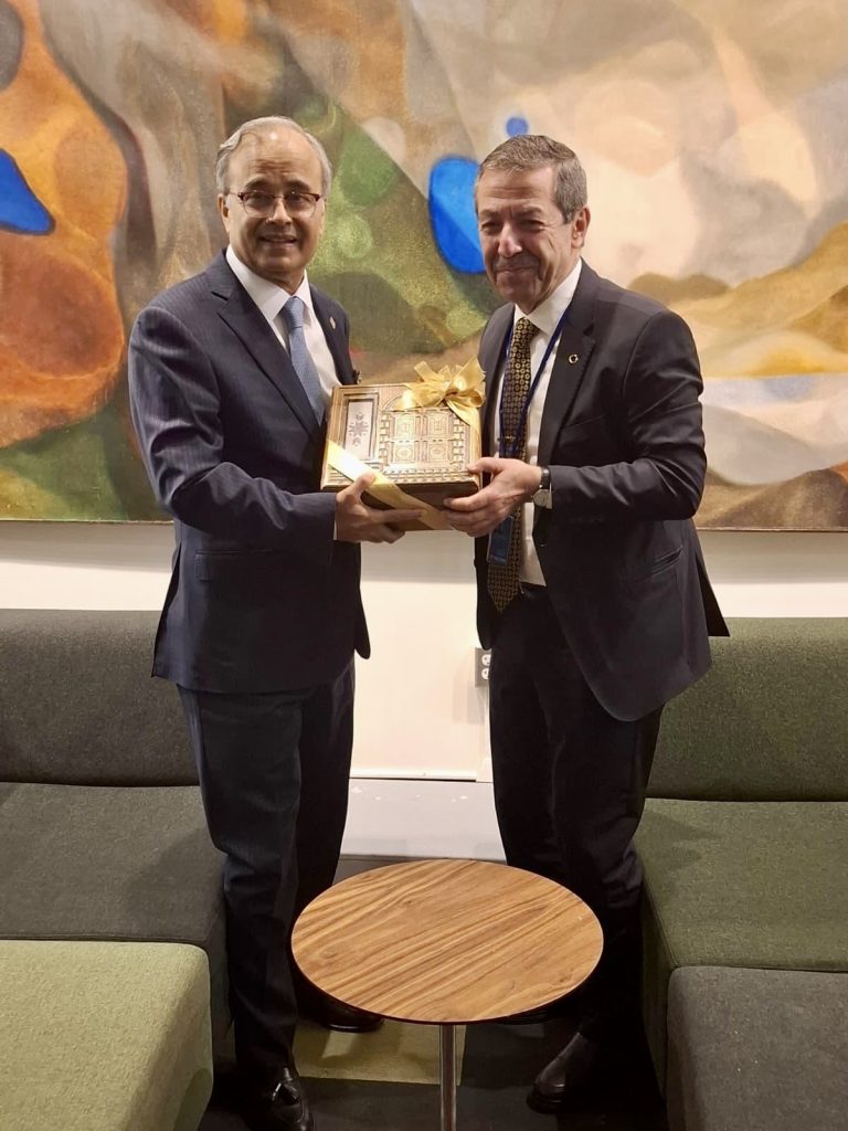 Dışişleri Bakanı Tahsin Ertuğruloğlu, EİT Genel Sekreteri Khan ile bir araya geldi