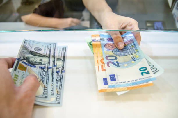 Döviz kurları...Sterlin 65,75 TL, euro 56,30 TL, dolar 48,77 TL’den işlem görüyor