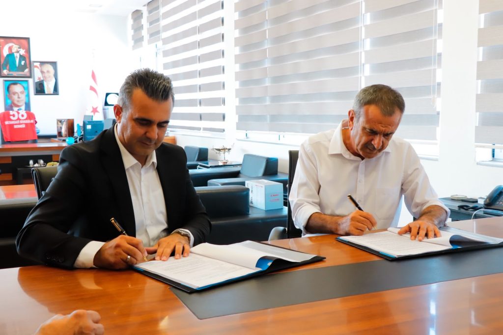 Gazimağusa Belediyesi sıkıştırmalı çöp aracı alımı için sözleşme imzaladı