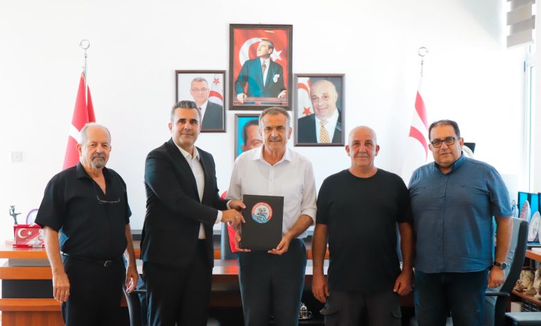 Gazimağusa Belediyesi sıkıştırmalı çöp aracı alımı için sözleşme imzaladı