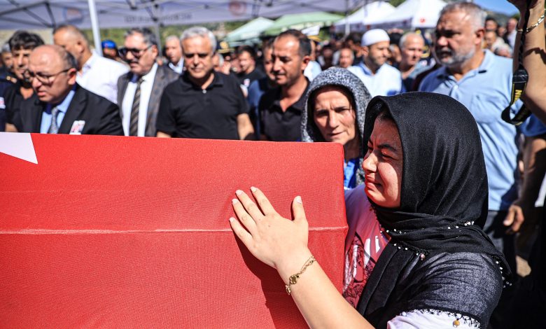 Gemi kazasında ölen uzman çavuş Fahri Ateş’in cenazesi Mersin'de defnedildi
