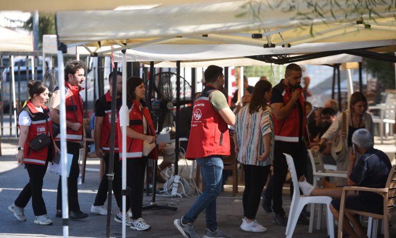 Gemi kazasının ardından aileler, limanda yakınlarından gelecek haberleri beklemeye devam ediyor...