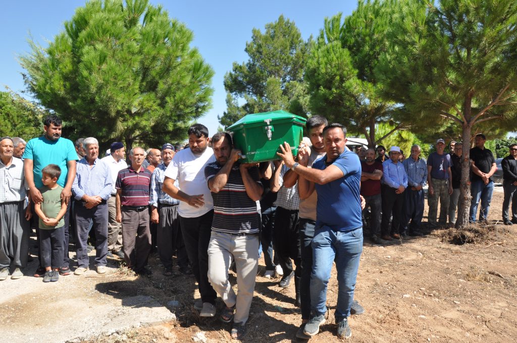 Girne'de geminin batması sonucu hayatını kaybeden Şerif Özdemir'in cenazesi Mersin'de toprağa verildi