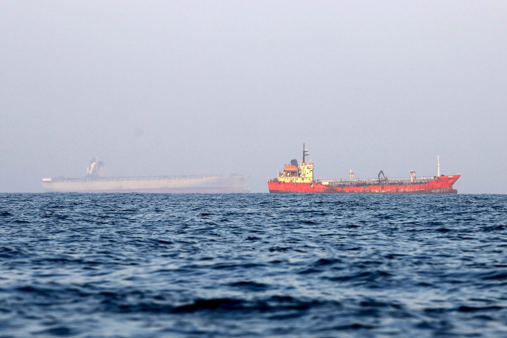 Hürmüz Boğazı’ndaki bazı gemiler İran’ın Keşm ile Larek Adası arasında bekleyişini sürdürüyor