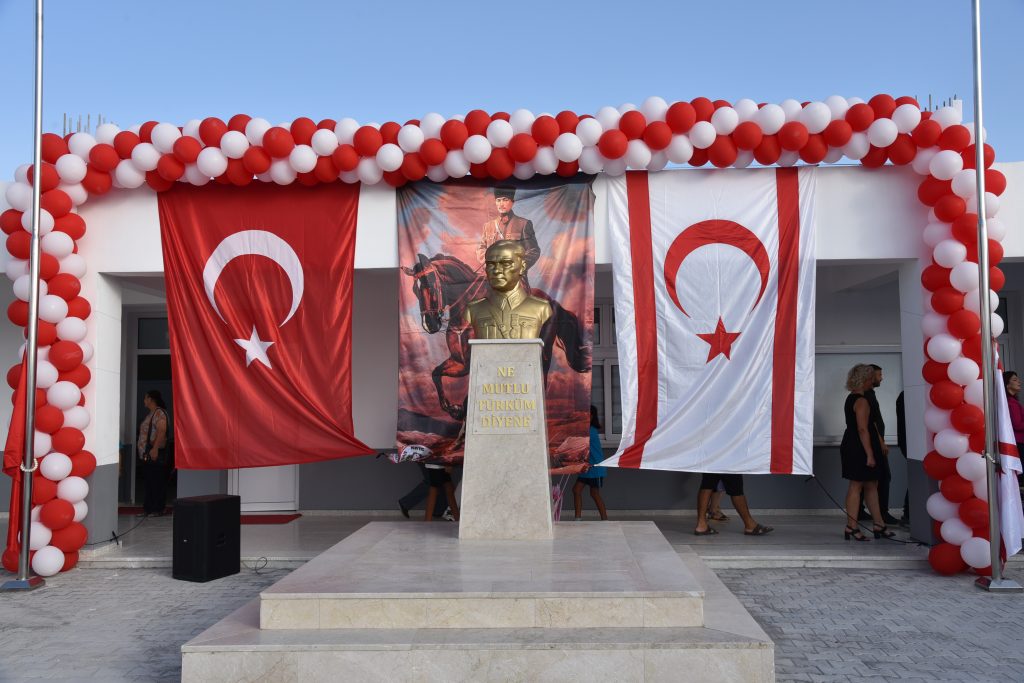 İlköğretimde yeni ders yılı başladı. Bakan Çavuşoğlu Çayırova İlkokulu binasının açılışını yaptı