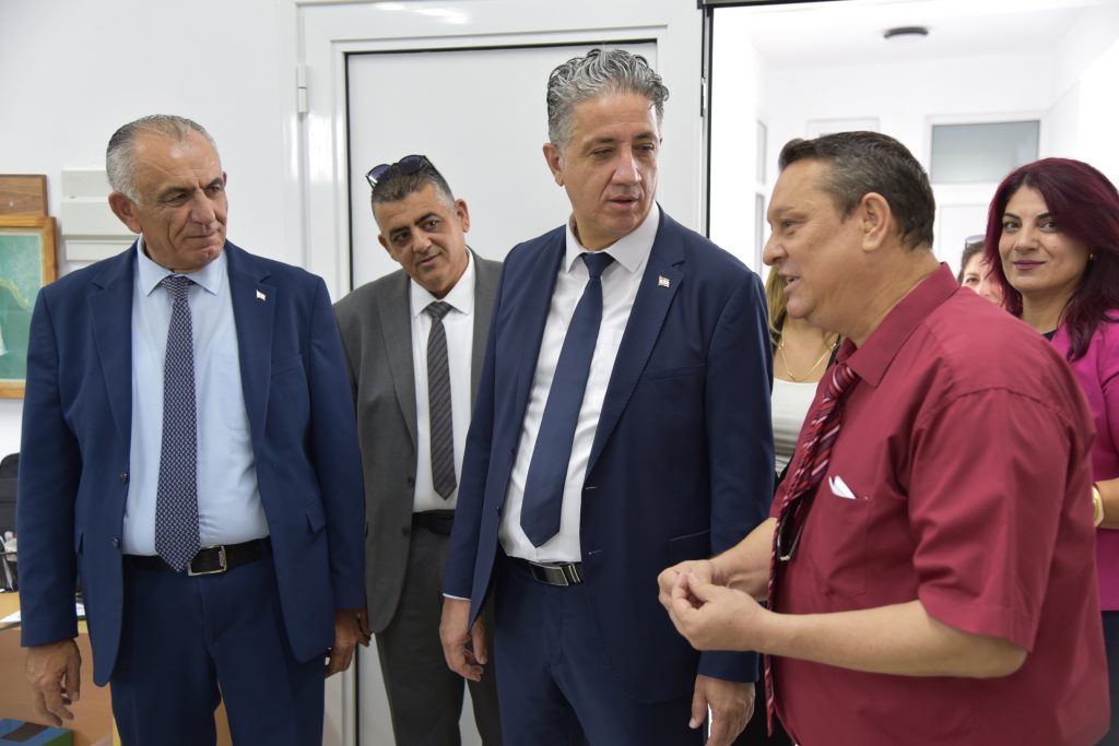 İlköğretimde yeni ders yılı başladı. Bakan Çavuşoğlu Çayırova İlkokulu binasının açılışını yaptı