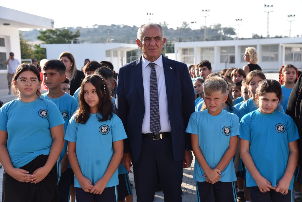 İlköğretimde yeni ders yılı başladı. Bakan Çavuşoğlu Çayırova İlkokulu binasının açılışını yaptı
