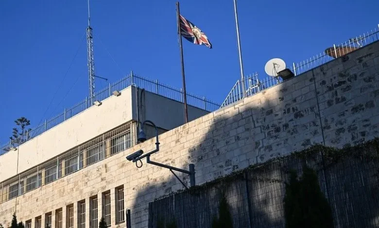 İsrail, yaptırımlara yanıt olarak İngiltere'nin Doğu Kudüs'teki konsolosluğunu kapatma kararı aldı