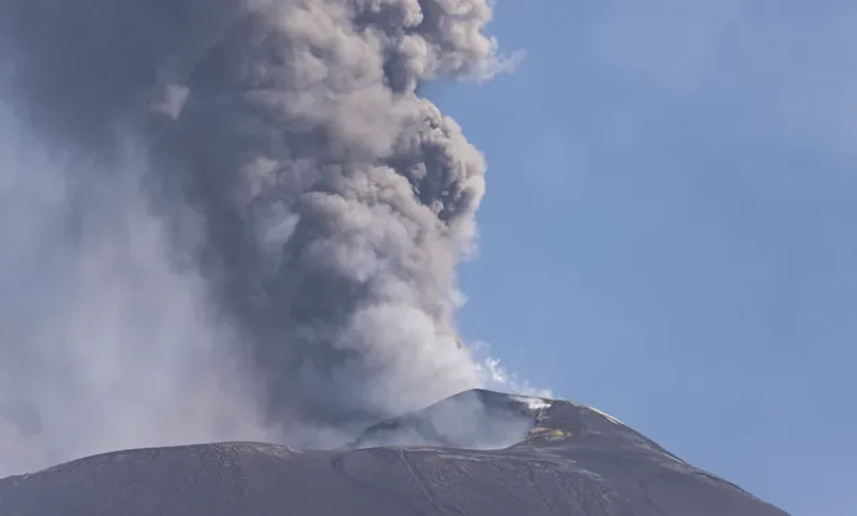 İtalya'da Etna Yanardağı'nın kül püskürtmesi hava ulaşımında aksaklıklara yol açtı
