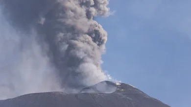 İtalya'da Etna Yanardağı'nın kül püskürtmesi hava ulaşımını olumsuz etkiledi