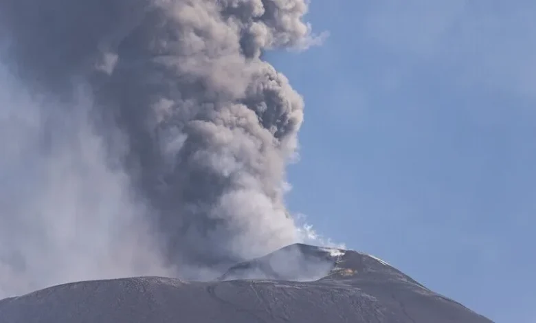 İtalya'da Etna Yanardağı'nın kül püskürtmesi hava ulaşımını olumsuz etkiledi