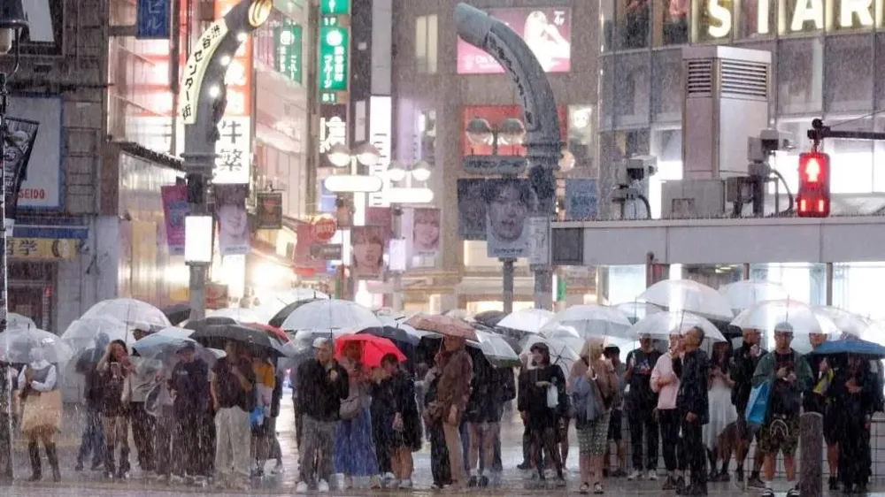 Japonya'da etkili olan Dujuan Tayfunu nedeniyle 2 kişi hayatını kaybetti