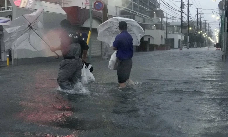 Japonya'da etkili olan Dujuan Tayfunu nedeniyle 2 kişi hayatını kaybetti