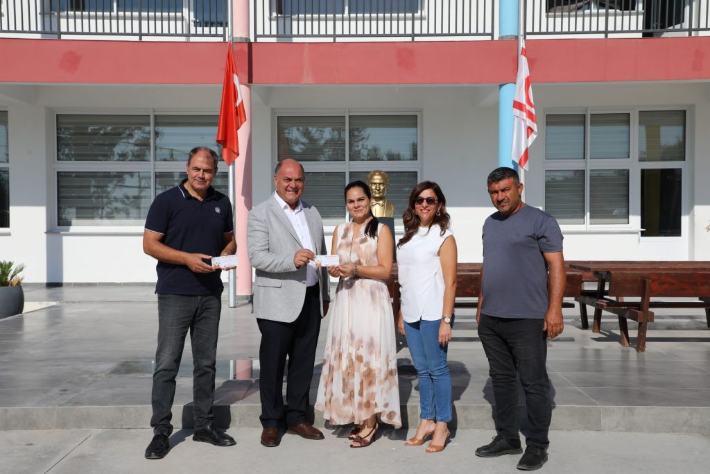 Karavezirler, anaokulu ve ilkokul öğrencileri için hazırlanan eğitim çeklerini müdürlere teslim etti