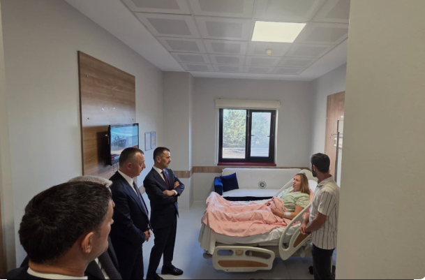 Kocaeli Valisi Aktaş, Girne'deki gemi kazasından kurtarılarak Kocaeli'ye nakledilen hamile kadını ziyaret etti