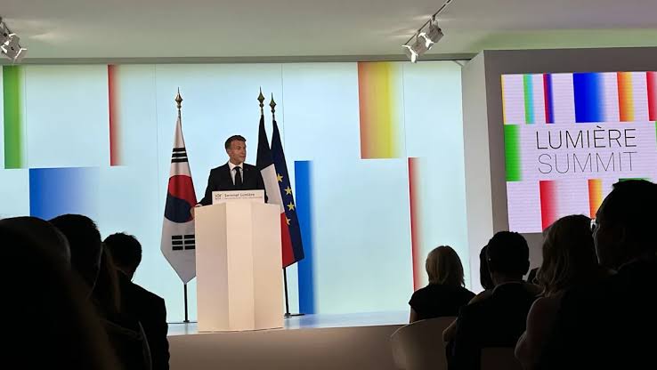 Macron: "(Sosyal medya) Her şeye bakma uğruna sonunda hiçbir şey görmeme riskiyle karşı karşıyayız"