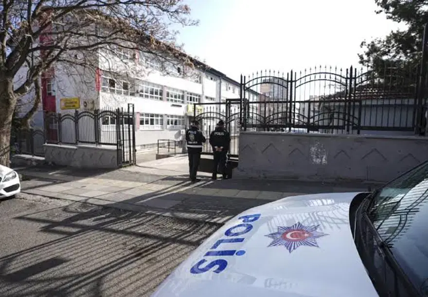 Manisa Turgutlu'da lisenin önünde silahlı saldırı: Yaralılar var