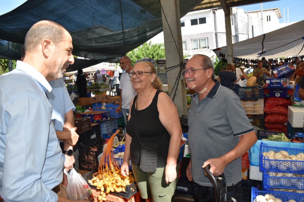 Özersay, Girne Açık Pazarında esnaf ve vatandaşla bir araya geldi