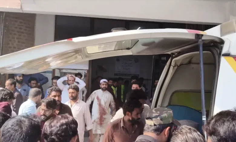 Pakistan'da cami yakınındaki patlamalarda hayatını kaybedenlerin sayısı 23'e yükseldi