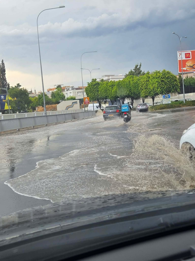 Şiddetli yağış ve fırtına Güney Kıbrıs’ta da etkili oluyor