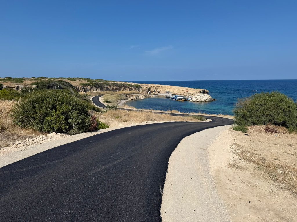 Tatlısu bölgesindeki balıkçı barınağı yolu asfaltlandı