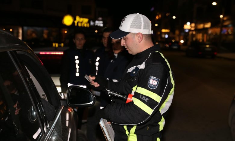 Trafik denetimlerinde 310 sürücü rapor edildi, 15 araç trafikten men edildi