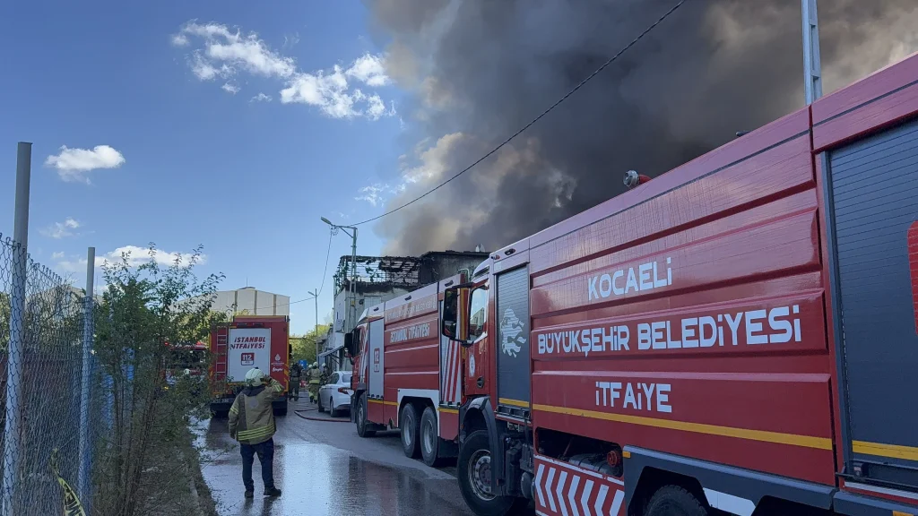 Tuzla'da lojistik depoda yangın: Kereste deposuna ve ağaçlık alana sıçradı