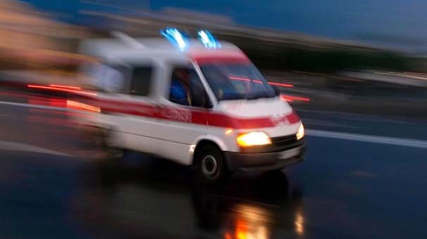 Ülkede turist olarak bulunan kişi ambulans ile hastaneye sevk edilirken yaşamını yitirdi