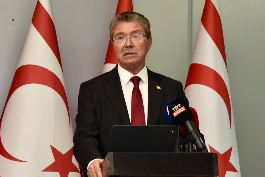 Yılmaz ve Üstel, Ercan Havalimanı'nda basın toplantısı düzenledi
