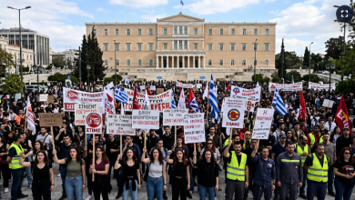 Yunanistan'da öğrenciler ve memurlar, anayasa değişikliğini protesto etti