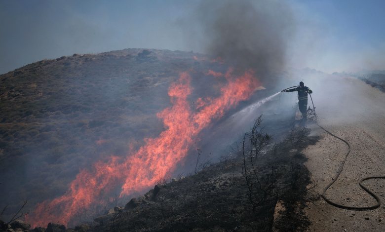 Yunanistan'ın Attika ve Eğriboz bölgelerinde çıkan yangınlara müdahale ediliyor