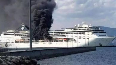 Yunanistan'ın Mikonos Adası açıklarında yangın çıkan kargo gemisi tahliye edildi