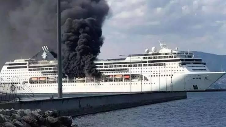 Yunanistan'ın Mikonos Adası açıklarında yangın çıkan kargo gemisi tahliye edildi