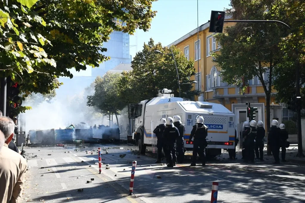 Arnavutluk'ta öğrenci protestoları: Hükümet binaları ateşe verildi